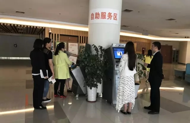 1494922963852037.jpg 2017-05-16图书馆启用RFID自助借还系统 (1).jpg