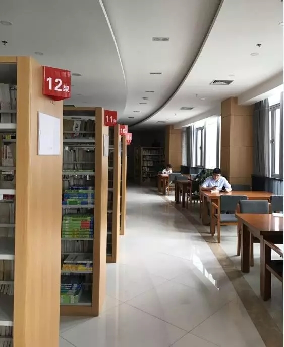 1494923001217745.jpg 2017-05-16图书馆启用RFID自助借还系统 (2).jpg